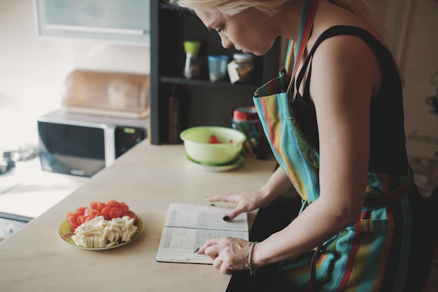 persona escribiendo en libreta de recetas