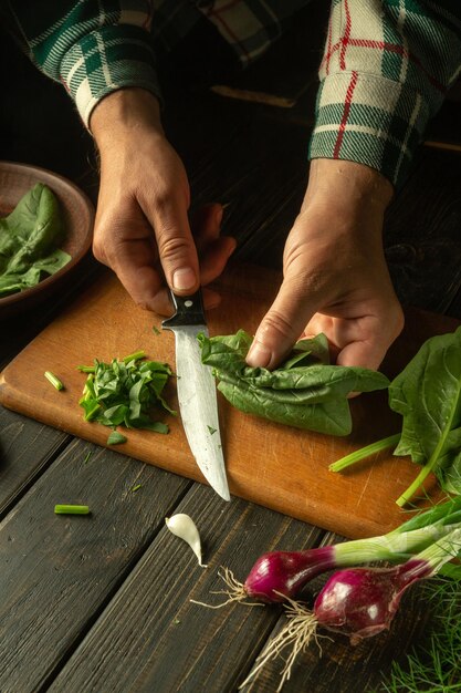detalle de manos cocinando